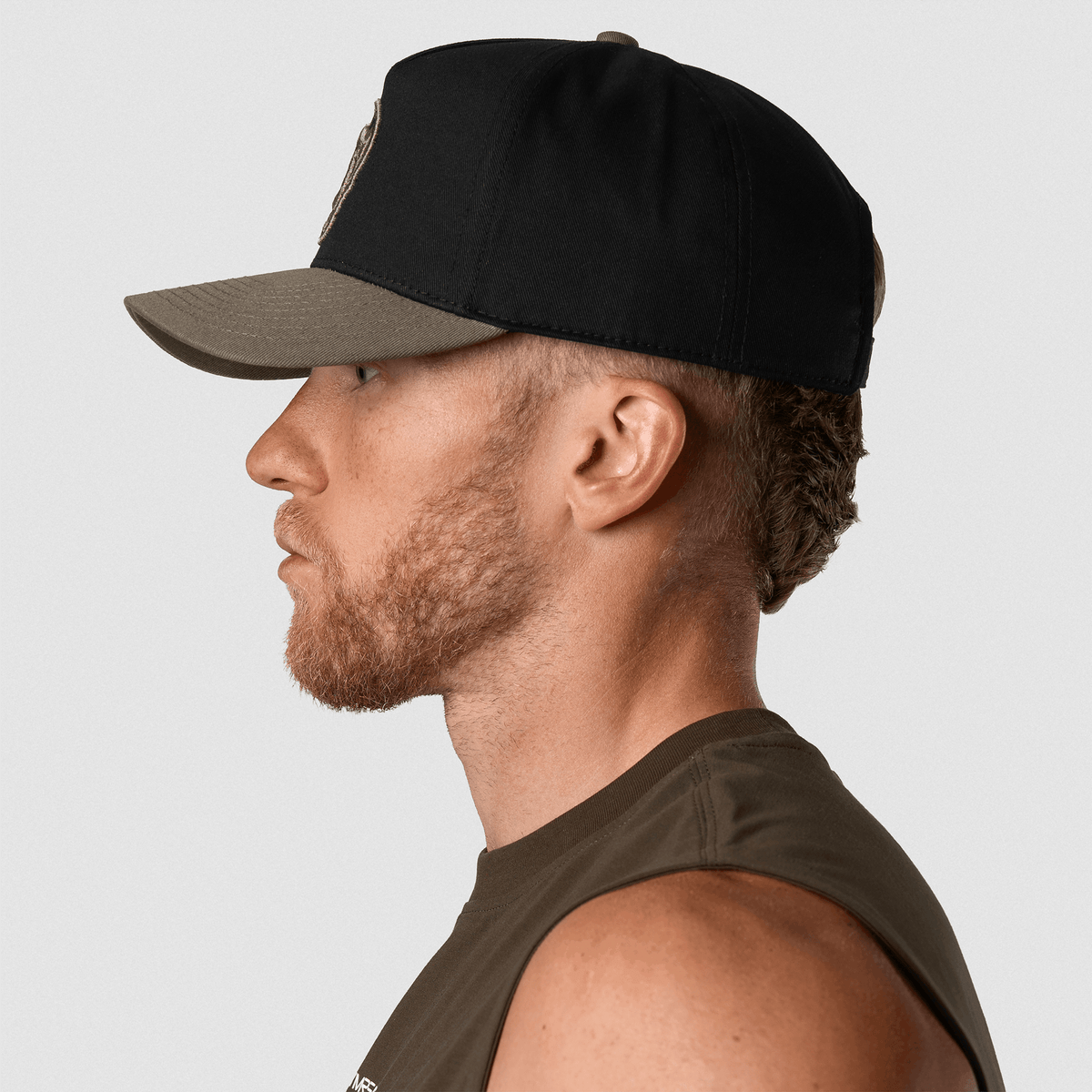 5-Panel Skull Hat in Black/Green – On Model, Side View 2