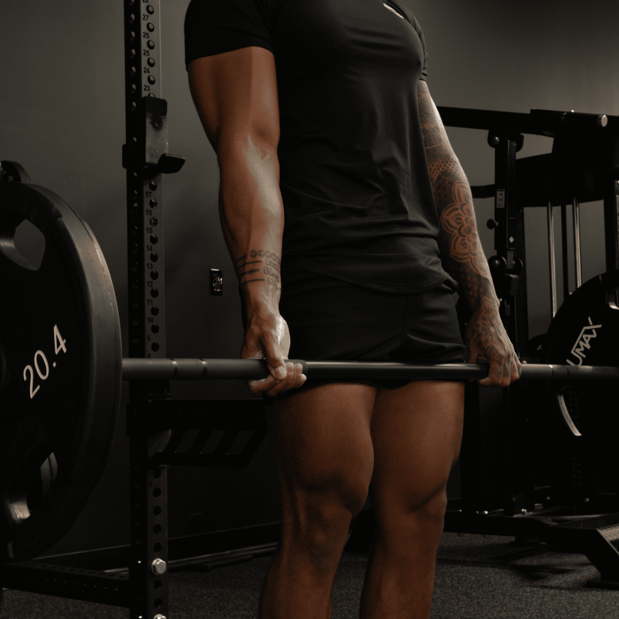 deadlift with chalk on hands